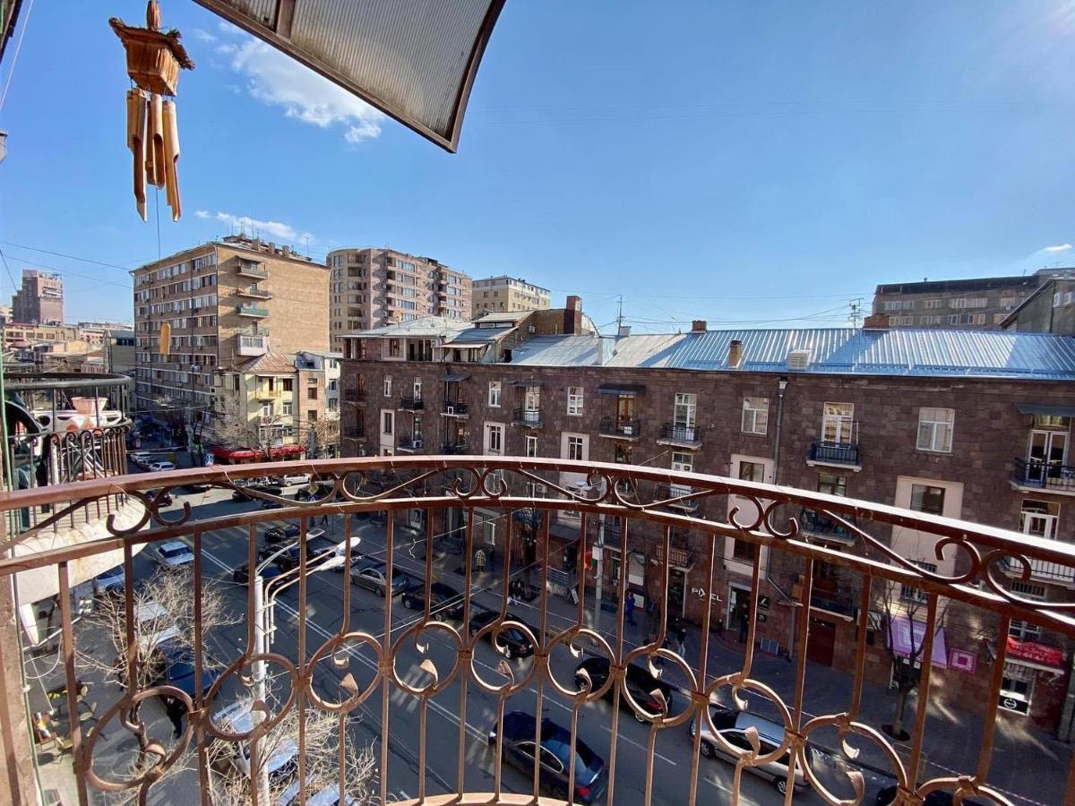 City Center Cute Flat 3 Rooms Erevan Esterno foto